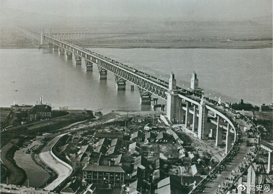 1968年12月29日， 南京長(zhǎng)江大橋全面建成通車。這是當(dāng)時(shí)中國(guó)自行設(shè)計(jì)建造的最大的鐵路、公路兩用橋。